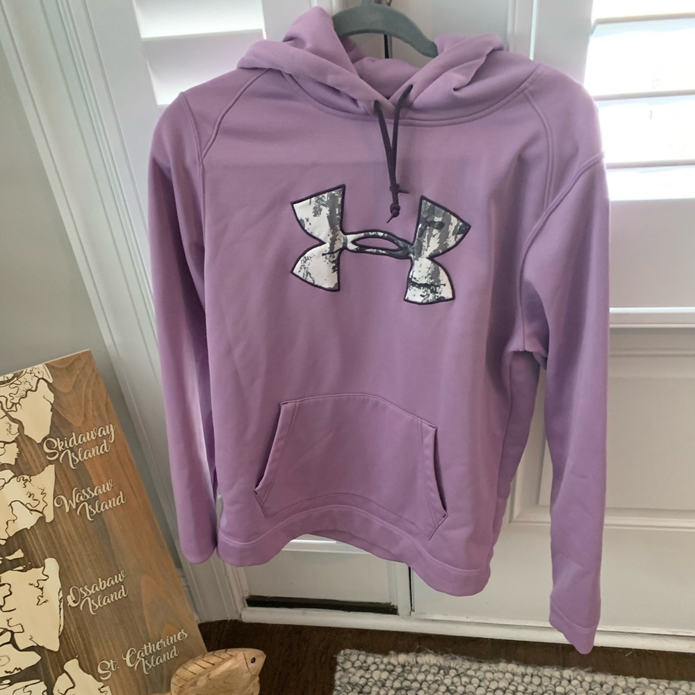 Under Armour sweatshirt ladies slim fit.  Tag shown. Fits like a medium